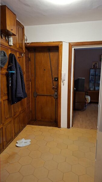 Basarabia -Costin Georgian 3 camere et. 3, bloc 1986, 2 bai, bl. reabilitat, renovat